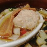 麺処 隆 - つけ汁の中に入っています