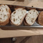 牡蛎処 桝政 - アヒージョにはバゲットがついています