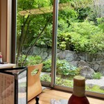 うなぎ斎藤 - 庭を眺めていただきます