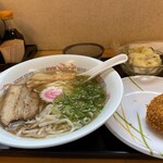 セルフうどん 天狗 - 本日のお昼。中華そば(並)、コロッケ、ポテトサラダ