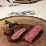 カンテサンス - 子羊。惚れ惚れとする火入れ。肉々しくも柔らかなお肉からは、噛みしめる度にラム肉らしい風味と旨味の汁が溢れる。勿論脂のしつこさなど皆無です。