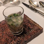 カンテサンス - 真鯛のコンソメ。真鯛の純粋な旨味がアーティチョークの酸味やセリとこしあぶらの爽やかな香りを優しく包みます。香りから、とてつもなく食欲をそそられる一品でした。