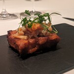 カンテサンス - フレンチトースト。薄くもカリッとした外側で、中はふわふわとろとろ。トマトの果実味が口の中いっぱいに広がります。赤貝はミリ単位の火入れにより、磯感は抑えられていますが、食感と旨味は逃すことなく。