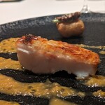 カンテサンス - 甘鯛。鱗はカリッと香ばしく、そして軽やか。
      身はしっとりしつつも、ほろほろと口の中で解ける。初めての火入れに感動です。ソースはパッションフルーツがベース。面白いですが、少し酸が強すぎる気も。