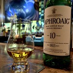 Blues'Bar Shine - ラフロイグ10年(LAPHROAIG 10YEARS)
      その強いピート香は、まさしく炒った正露丸^^;
      でもこれがクセになるのよ〜(^^)もうなりかけてます。