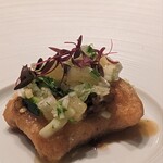 カンテサンス - トリッパのフリット。白ワインとレモン果汁に漬けているためか、甘い脂と旨味は感じますが軽やか。カリッとした衣と柔らかい弾力、この食感が堪らない。日向夏が良い仕事をしており、すっきりと後味を引き締めます。