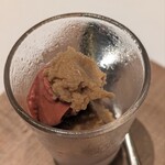 カンテサンス - 焼き茄子とビターカカオのソルベ。茄子アイスは、茄子らしいまろやかな甘みと焼かれた皮の苦みがほんのり。この苦みとカカオの苦みの違いが組み合わさる感覚が心地良い。