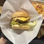 BURGER R&R MiLK - 紙に包んで食べる