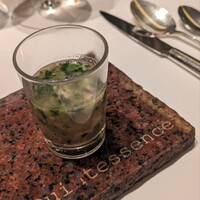 カンテサンス - 真鯛のコンソメ。真鯛の純粋な旨味がアーティチョークの酸味やセリとこしあぶらの爽やかな香りを優しく包みます。香りから、とてつもなく食欲をそそられる一品でした。