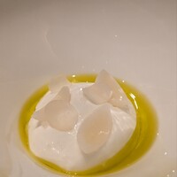 カンテサンス - スペシャリテ。ババロアは勿論ヤギ臭さなどなく、柔らかい丸みを帯びた立体感。ゆり根のさっくりほっくり感とマカデミアナッツの香ばしくサクサクした食感。ゲランド塩とオリーブオイルが味に輪郭を生む。