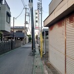 Araiya - 看板下の小路の奥→