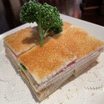 モンド・バー - ハムトーストサンド1600円　バー飯はやはり優秀、ランチにこれを摘みつつウイスキー、最高です