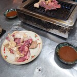 Araiya - 白モツ(大腸・小腸) 450円　　　　　　　　　　　　　　　　　赤モン(タン・ハツ・タン下肉)ミックス 450円