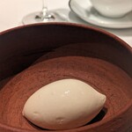 カンテサンス - スペシャリテ。アイスは勿論ミルク感たんまりですが、とても優しくて心地良い。砂糖の代わりに粉砕した焼きメレンゲを使うことで、驚くほど自然と甘みがアイスに馴染みます。能登の海水スプレーが軽やかな後味を生む