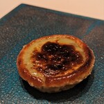 カンテサンス - クラフティ。ほろほろとしたタルト生地の中には、とろ～んとしたソース。クラフティらしい甘みと共に、よもぎの爽やかな風味もあって、存在感はあるのにふわっと消える。