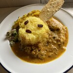 Madras Cafe - Aランチ。1350円。チキンカレー、サフランライス、ポテトマサラ、クスンブリ、ポリヤルの入った一皿。ポテトマサラがやや辛め。