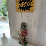 Madras Cafe - 内装。オブジェが本場インドっぽい。