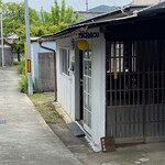 Madras Cafe - ちょっと脇を入ったところに古民家をリノベーションしたと思われるお店が建ってた。