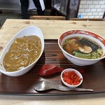 旭屋 - カレーライス550円とワンタン550円