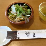 Sushi Dainingu Aoki - サラダのドレッシングは梅と香味が選べます(テーブルにセットされています)。