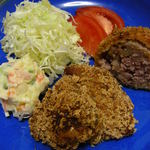 広岡精肉店 - ジューシーミンチカツの断面がすごいでしょう。
                                ほぼボール状のミンチカツなんだよ。
                                これひとつで結構、お腹いっぱいになっちゃいます。
                                