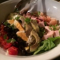 AWkitchen TOKYO 新丸ビル店 - もりもりのサラダは1800円…だったかな⁈海老、アボカド、チーズにトマト♪