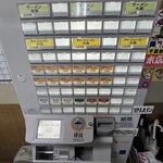 末広家 - 並ぶ前に食券をどうぞ