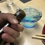 天ぷら はせ川 - お店の常連さんに注いでもらいました