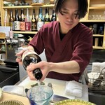 天ぷら はせ川 - 店主さんのお酌です♪