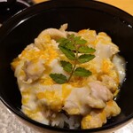 とり やまもと - ⑯親子丼(名古屋コーチン)、山椒若芽載せ
            名古屋コーチンは煮ても美味しい、玉子でとじるとコクが加わるし、ちょこっと食べて無くなる位が、もう少し食べたかったという欲求が高まって良いと思う