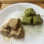 Umezono Kafe Ando Gyarari - 黒糖わらび餅と抹茶わらび餅の2種類の味が楽しめます♪