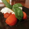 アマルフィ - 料理写真:水牛モッツァレラとトマトのカプレーゼ¥950