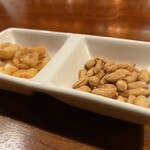 バー ウダ - ツマミはこれで充分