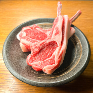厳選した羊肉をチルド（冷蔵）で仕入れております！
