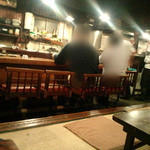 昭和の渋い店内。L字カウンターに小上がりなど【2014.2月】