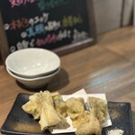 地下だけど入ったら雰囲気が良くて料理人がしっかり食事を作ってお酒もたくさんあって楽しいお店。ごんべえ - 