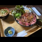 浪花焼肉 肉タレ屋 - 一番右はタレなのですが、少しずつ お肉につけて食べるのがコツです 一気にかけてしまうとタレそこに沈んでしまうので要注意です