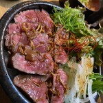 浪花焼肉 肉タレ屋 - これはレア ステーキ丼のシングルです