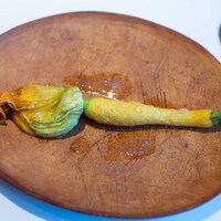 レストラン オオツ - 2024.5 自家製じゃがいも麹と那珂湊産メヌケを詰めて揚げたゆずもファーム産花ズッキーニ 赤ワインとエシャロットのソース