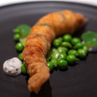 レストラン オオツ - 2024.5 那珂湊産超巨大サイズ車海老パートブリック包み ゆずもファーム産涙豆と空豆 フロマージュブランとエストラゴンのソース