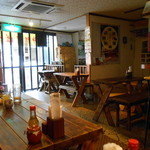 沖縄そば ゆんたく - 完全禁煙の店内