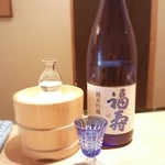 京料理くまがい - 2年前には‘日本酒’のみの表記でしたが、バージョンアップ。
      純米吟醸酒‘福寿’神戸酒心館
      ノーベル賞授賞式の晩餐会で供される酒。純米吟醸だけは、すぐ売り切れる。人気酒。1合1200円