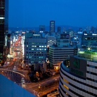 빛나는 화려한 점내와 오사카의 야경에 토스트