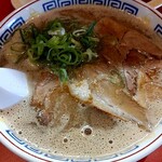 ひろちゃんラーメン - 濃厚で泡の豚骨スープまろやかで奥深い。麺は細麺ストレートで美味しいです