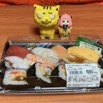 大起水産 街のみなと - 料理写真:にぎり寿司盛合せ(8貫巻入)　734円（税込）