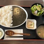 猫丸食堂 - 挽肉と玉葱いっぱいイカ墨黒カレーライス