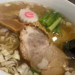 広東家庭料理おかむら - 鶏の煮出した味のスープが美味しい 細麺が合う