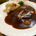 牛ほほ肉の赤ワイン煮込み
          デミグラスソースはシェフの手の込んだ作りで美味いのひと言に尽きます。