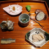 日本料理 太月 - 【前菜】鯛の子、飯だこ桜煮、天豆みつ煮、姫さざえ、桜枝、嫁菜つくしゴマ和え、稚鮎南蛮、白魚白煮 梅肉添え