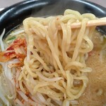 くるまやラーメン - キムチ味噌ラーメン 麺リフト！